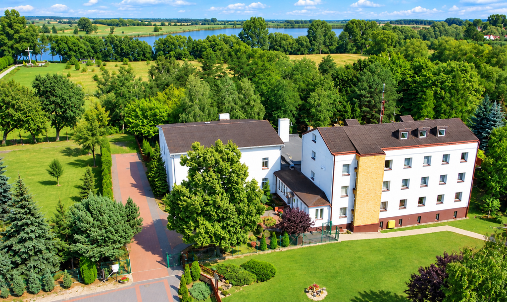 Klasztor i Sanktuarium św. Siostry Faustyny w Kiekrzu nad jeziorem — widok z lotu ptaka