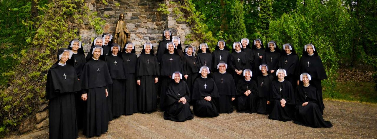 Zgromadzenie Sióstr Matki Bożej Miłosierdzia — habit i krzyż